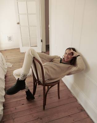 Tipped Forrest V-Neck Sweater in heather birch image 4